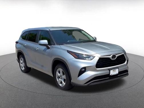 Celestial Silver Metallic 2025 Toyota Highlander LE