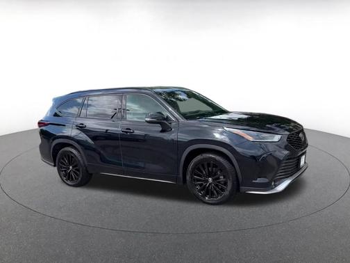 Midnight Black Metallic 2024 Toyota Highlander XSE
