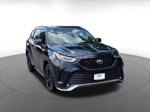 Midnight Black Metallic 2024 Toyota Highlander XSE