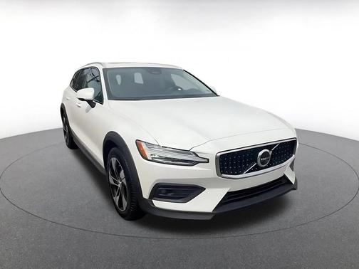 Crystal White Pearl 2025 Volvo V60 Cross Country Plus, B5 AWD Gas (mild hybrid)