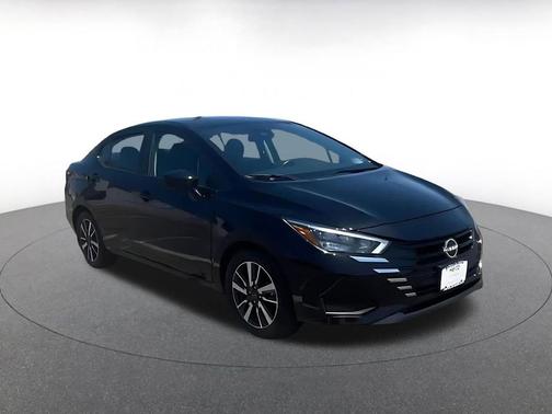 Super Black 2025 Nissan Versa 1.6 SV