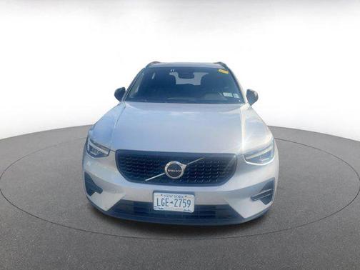 2024 Volvo XC40 CORE