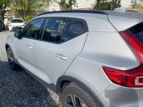 2024 Volvo XC40 CORE