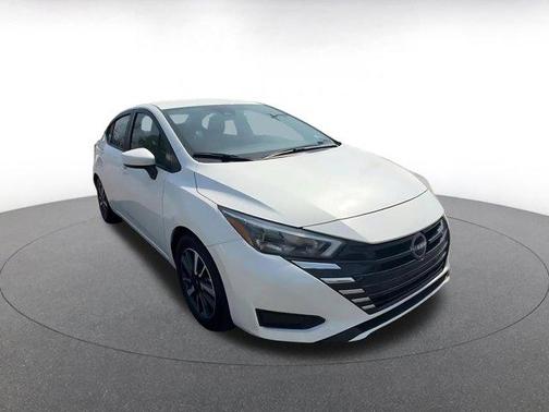 Aspen White Tricoat 2025 Nissan Versa 1.6 SV