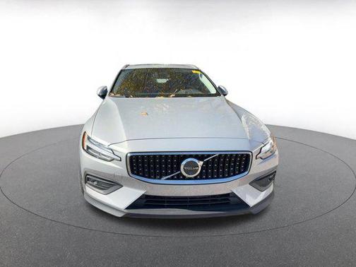 2025 Volvo V60 Cross Country B5 Plus
