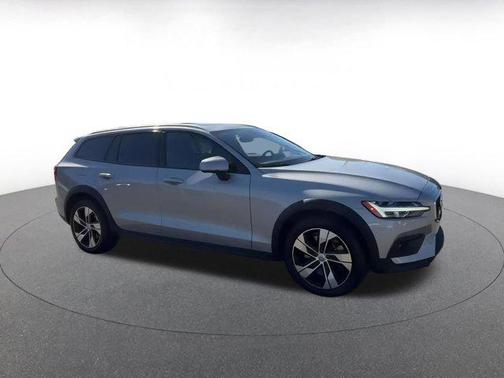 2025 Volvo V60 Cross Country B5 Plus