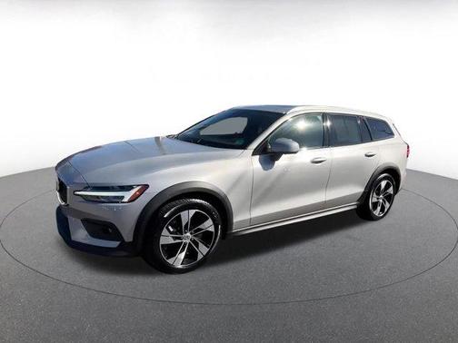 2025 Volvo V60 Cross Country B5 Plus