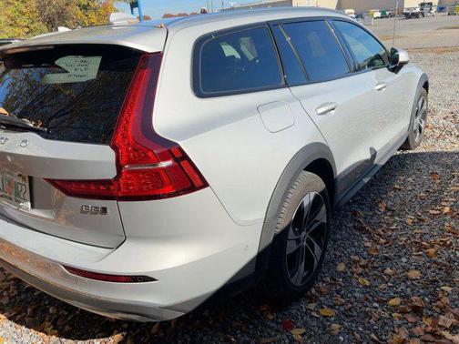 2025 Volvo V60 Cross Country B5 Plus