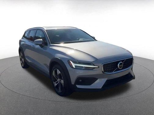 2025 Volvo V60 Cross Country B5 Plus