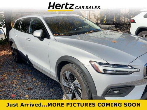 2025 Volvo V60 Cross Country B5 Plus