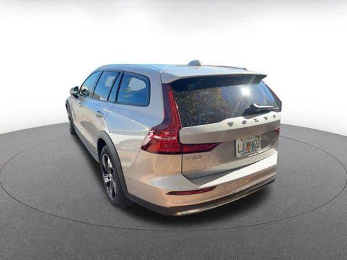 2025 Volvo V60 Cross Country B5 Plus