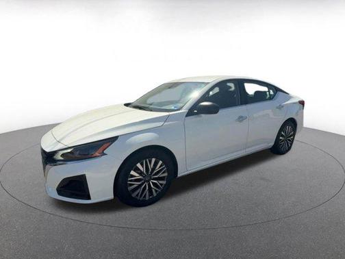 Glacier White 2025 Nissan Altima SV FWD