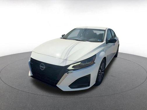 Glacier White 2025 Nissan Altima SV FWD