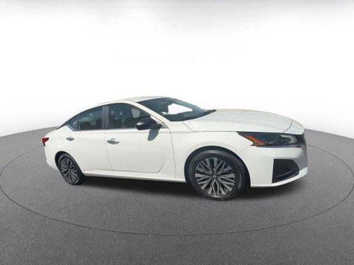 Glacier White 2025 Nissan Altima SV FWD