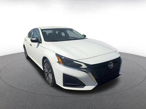 Glacier White 2025 Nissan Altima SV FWD