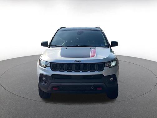 Silver Zynith Metallic Clearcoat 2025 Jeep Compass Trailhawk