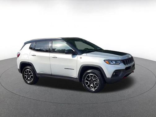Silver Zynith Metallic Clearcoat 2025 Jeep Compass Trailhawk