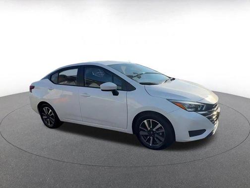 Aspen White Tricoat 2025 Nissan Versa 1.6 SV