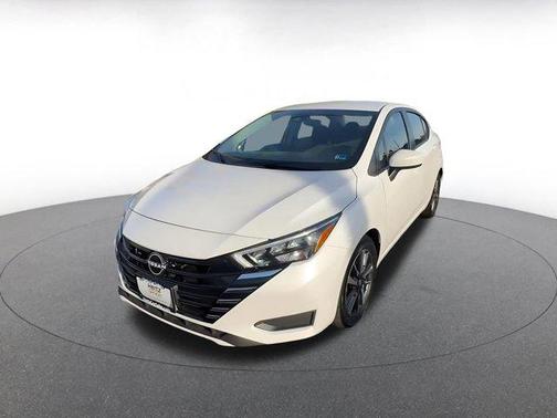 Aspen White Tricoat 2025 Nissan Versa 1.6 SV