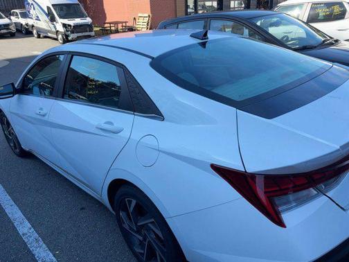 2025 Hyundai ELANTRA SEL