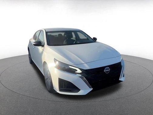 Glacier White 2025 Nissan Altima SV FWD