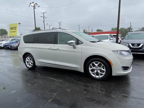 Photo 3 of 26 of 2020 Chrysler Pacifica Limited