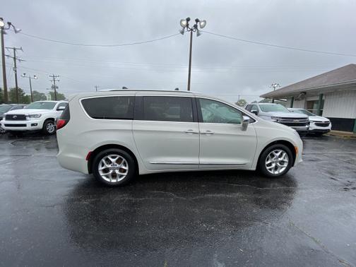 Photo 4 of 26 of 2020 Chrysler Pacifica Limited