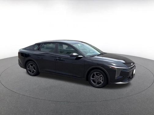 Aurora Black Pearl 2025 Kia K4 LXS