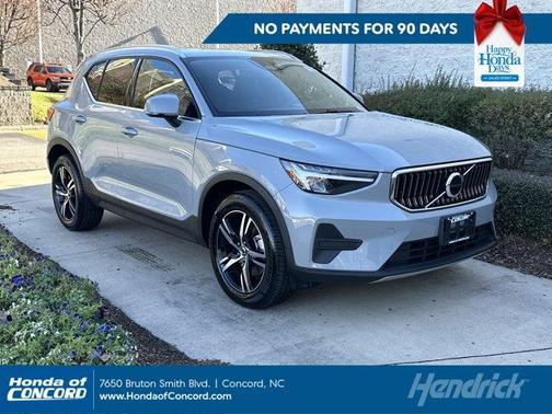 2025 Volvo XC40 B5 Core Bright Theme
