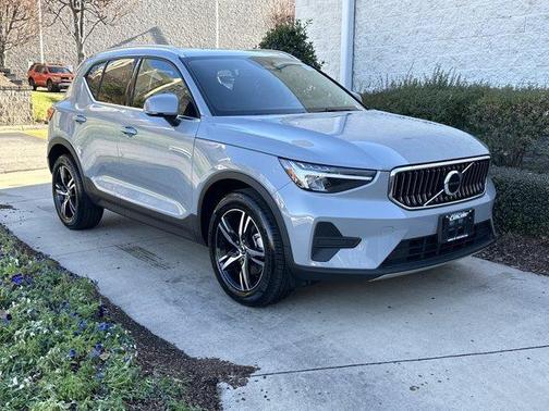 2025 Volvo XC40 B5 Core Bright Theme