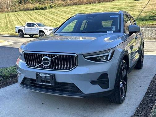 2025 Volvo XC40 B5 Core Bright Theme