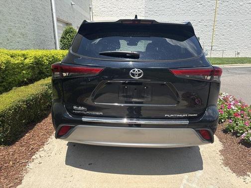 Midnight Black Metallic 2022 Toyota Highlander Platinum