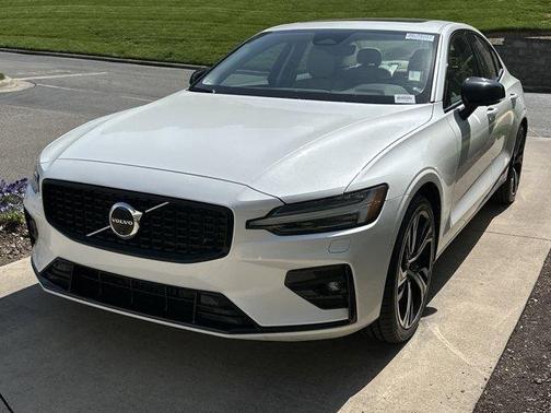 2024 Volvo S60 B5 Plus Dark Theme