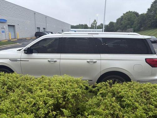 White Platinum Tri-Coat Metallic 2019 Lincoln Navigator L Reserve