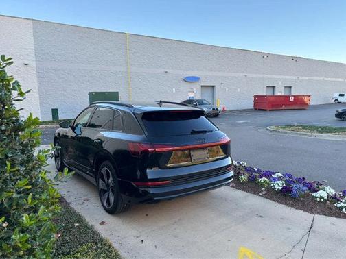 2022 Audi e-tron Premium Plus