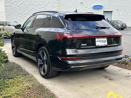 2022 Audi e-tron Premium Plus