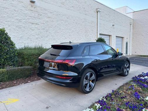 2022 Audi e-tron Premium Plus