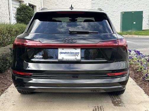 2022 Audi e-tron Premium Plus