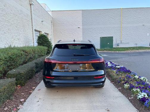 2022 Audi e-tron Premium Plus