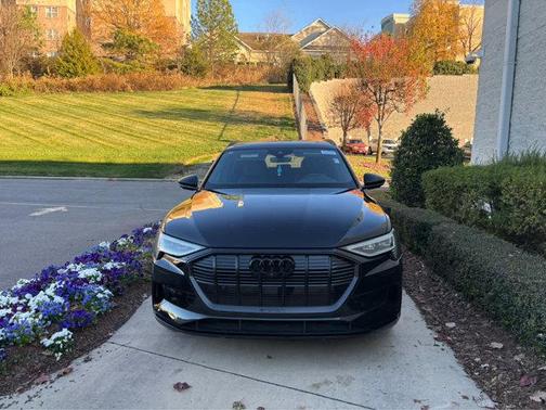 2022 Audi e-tron Premium Plus