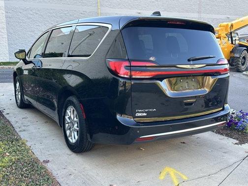2024 Chrysler Pacifica Touring-L