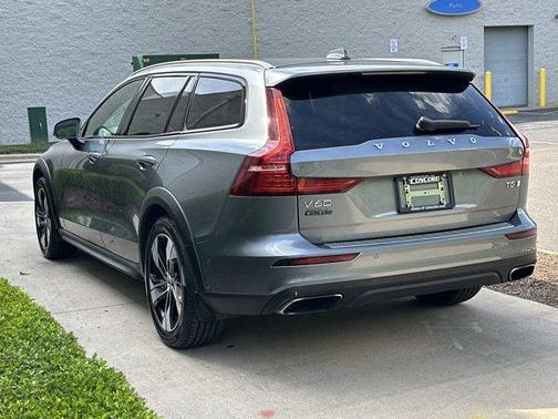 Pebble Grey Metallic 2020 Volvo V60 Cross Country T5