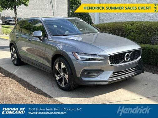 Pebble Grey Metallic 2020 Volvo V60 Cross Country T5