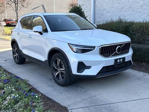 2025 Volvo XC40 B5 Core Bright Theme