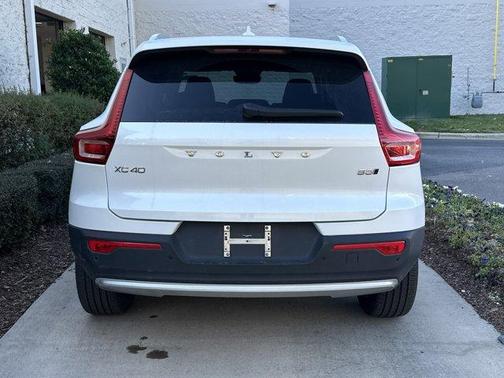 2025 Volvo XC40 B5 Core Bright Theme