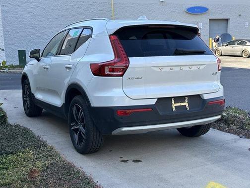 2025 Volvo XC40 B5 Core Bright Theme