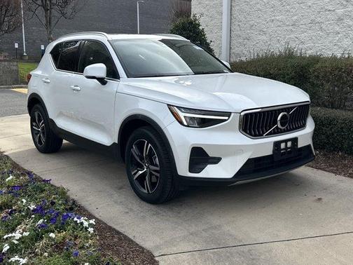 2025 Volvo XC40 B5 Core Bright Theme