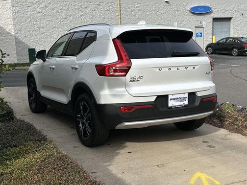 2025 Volvo XC40 B5 Core Bright Theme
