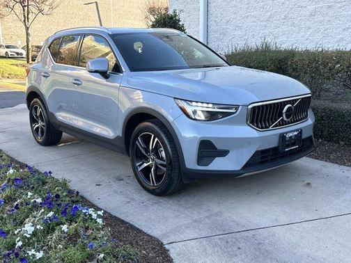 2025 Volvo XC40 B5 Core Bright Theme
