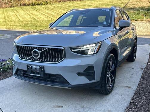 2025 Volvo XC40 B5 Core Bright Theme